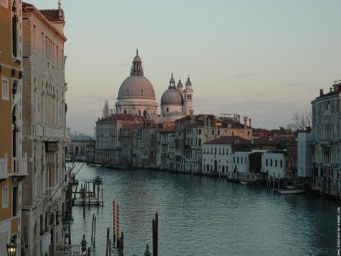 "S'endormir doucement sur l'eau des canaux noirs dans Venise la grise..."