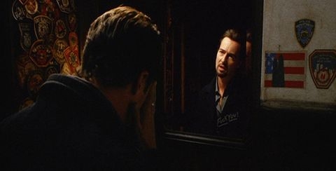 C'est à moi que tu parles? Pep talk devant un miroir. Se regarde dans un miroir.
